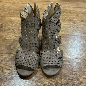 Size 8 XOXO heels. Very comfortable to walk in!